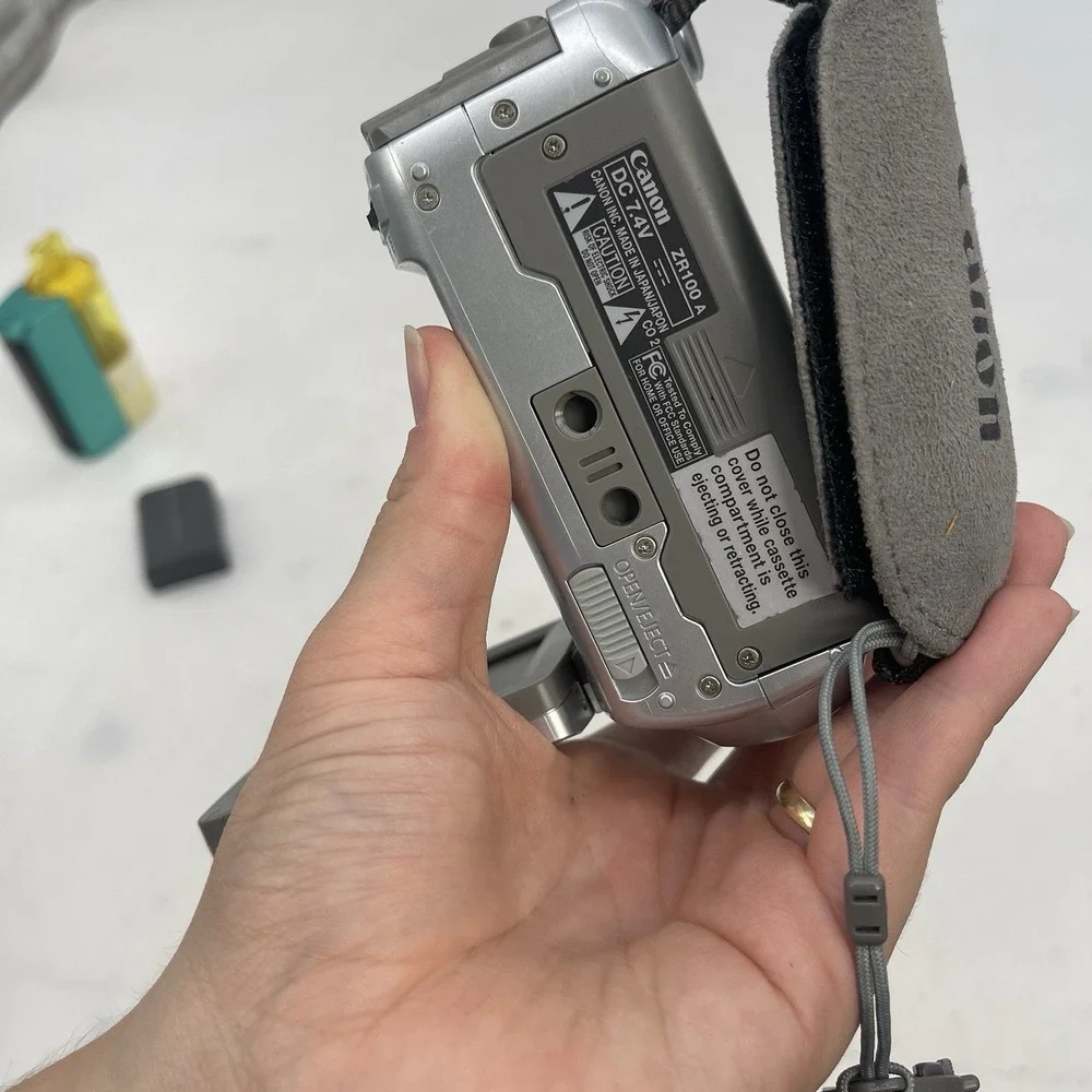 Canon ZR100 A MiniDV Tape Digital Video Camcorder Untested Dead Battery